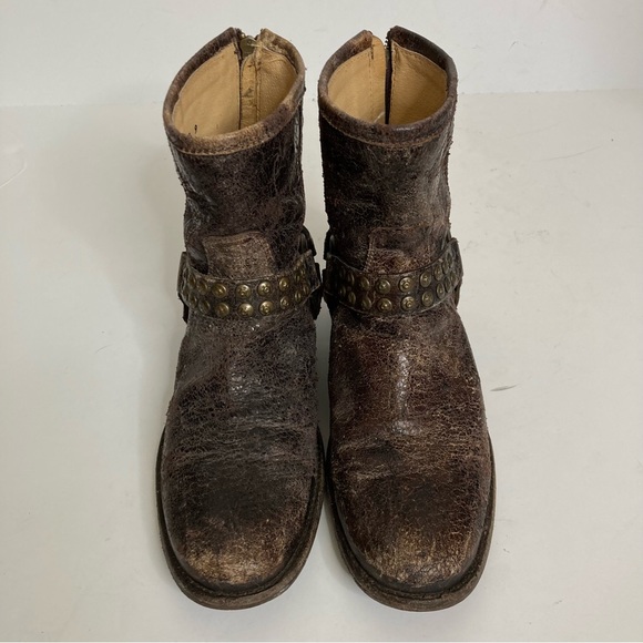 FRYE WOMEN'S PHILLIP STUDDED HARNESS BOOTS ROUND TOE Crackled Leather 9.5 Brown - Picture 4 of 15